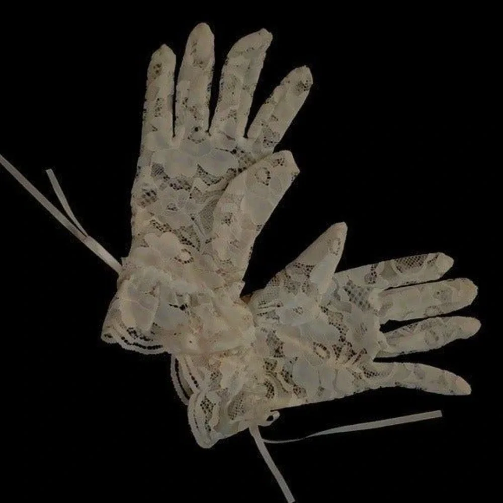 VS  Sequined White Lace Gloves